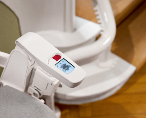 Intuitive Bedienung: Detailansicht der Joystick-Steuerung und des ergonomischen Sitzes am Premium-Treppenlift.