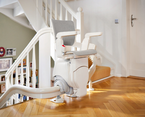 Kompakter Kurvenlift in Parkposition – dezente Einrohr-Schiene für eine harmonische Integration ins Wohnumfeld.